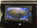 リバースギアに入れるだけで後方の表示へ切り替わります。夜間や雨の日の駐車も楽になりますよ。