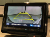 リバースギアに入れるだけで後方の表示へ切り替わります。夜間や雨の日の駐車も楽になりますよ。