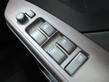 パワーウィンドウは運転席のスイッチのみオート機能も装備されております。ウィンドウロックも装備されているので、お子様と一緒の時も安心ですね。