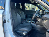 シートはアルカンタラ&テップレザー仕様です。ホールド感のあるフロントシートは長時間の運転でも疲労感を感じさせず、腰への負担も軽減させます。