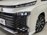 【三眼LEDヘッドライト】スタイリッシュな見た目の三眼LEDヘッドライトを装備♪スタイルだけでなく、夜間の走行も視界良好で安心してお乗りいただけます。