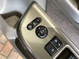 狭い駐車場で便利な電動格納ドアミラーが付いています。