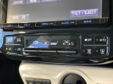 【オートエアコン】一度お好みの温度に設定すれば、車内の温度を検知し風量や温度を自動で調整。暑い…寒い…と何度もスイッチ操作をする必要はありません。快適な車内空間には必須の機能ですね♪