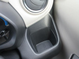 運転席側にドリンクホルダーも装備されています☆