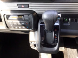 オートマチックシフトレバーは、手になじみ操作しやすい形状で安全運転にもつながります♪