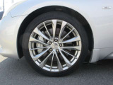 フロント:225/45R19 92Wタイヤ&19インチアルミホイール(クロームカラーコート)、リヤ:245/40R19 94Wタイヤ&19インチ