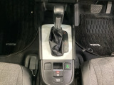 CVT車のセレクトレバーです。低速から高速まで、変速ショックのないスムーズな走りと、エンジン効率のよい領域を維持して燃費にも貢献します。サイドブレーキはスイッチ操作の電子制御パーキングブレーキです。