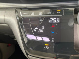 【オートエアコン】一度お好みの温度に設定すれば、車内の温度を検知し風量や温度を自動で調整。暑い…寒い…と何度もスイッチ操作をする必要はありません。快適な車内空間には必須の機能ですね♪
