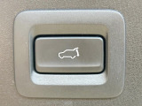 【パワーバックドア】スマートキーや運転席のボタンを押すだけでリアゲートが自動で開閉します!荷物を持っている時や、高い位置にあるバックドアを閉める際に便利な機能です♪