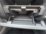 貴重品を隠していただけるグローブボックス、ティッシュボックスがすっぽり入るインストアッパーボックス、書類を入れやすいビジネスファイルボックス、さらにコンビニフックも付いていて収納が充実しています!