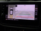 アラウンドビューモニター。バックカメラはもちろん車を上空から見たようなカメラで周囲の様子をモニターできます。