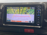 【バックカメラ】駐車時に後方がリアルタイム映像で確認できます。大型商業施設や立体駐車場での駐車時や、夜間のバック時に大活躍!運転スキルに関わらず、今や必須となった装備のひとつです!