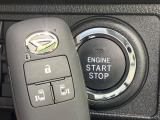 【キーフリーシステム】カバンやポケットに入れたままでもドアの施錠・解錠が可能なスマートキーを装備。エンジンのオン・オフ時もカギを取り出す必要が無いからとっても便利です♪