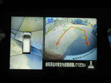 ディスプレイ付自動防眩式ルームミラーに4つのビュー(「トップビュー」「フロントビュー」「サイドブラインドビュー」「バックビュー」)を表示。狭い場所での駐車でも、周囲が映像で確認できます。