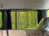 【ロールシェード】日差しや車外からの光が眩しいときにサッと引き出して使える、ロール格納タイプのサンシェードを装備。後席に乗ったお子様がウトウトしだした時など、ぜひご活用ください♪