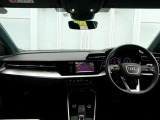 【インパネ】水平基調のダッシュボード、ナビは運転席側に向くよう設計