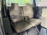 床下収納式のサードシートです。座席部分をコンパクトに収納でき、広大な荷室スペースとしてお使いいただけます!乗車人数や荷物の量など利用シーンに合わせて3列目を有効活用でき、とっても便利♪