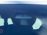 【ホンダセンシング】走行中に前方の車両等を認識し、衝突しそうな時は警報とブレーキで衝突回避と被害軽減をアシスト。より安全にドライブをお楽しみいただけます。