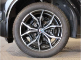 【BMWアロイホイル】軽量かつ強度に拘ったアロイホイル。走行性能ポテンシャルを引き出す設計。車の足元を引き締めてくれる大きなポイントはアロイホイルです。