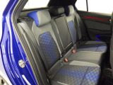 安全性と快適性を追求した、少し硬めのシート。 これは長時間の運転や渋滞などの状況でも、身体の疲労度が少ないことを求めたものです。