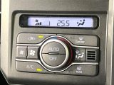 【オートエアコン】一度お好みの温度に設定すれば、車内の温度を検知し風量や温度を自動で調整。暑い…寒い…と何度もスイッチ操作をする必要はありません。快適な車内空間には必須の機能ですね♪
