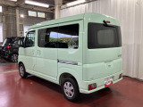 跳ね上げ式バックドアなので、雨天時の荷物の出し入れの際も濡れにくいです