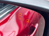 【ブラインドスポットモニタリング】走行中、ドアミラーの死角になりやすい箇所に後続車が接近するとサイドミラー付近に警告を表示、ドライバーに注意喚起をしてくれます。