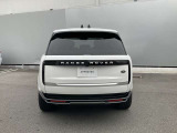 途切れなくつながるエッジが、RANGE ROVERの美しく力強いフォルムを引き立てます。