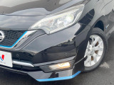【LEDヘッドライト】悪天候や夜間走行時も良好な視界を確保し安心して運転できる高輝度LEDヘッドライトを装備!点灯速度が早く、消費電力も抑えられています。