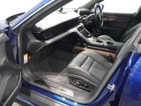 助手席からの眺めでございます。適度にタイトな設計でスポーツカーらしい車内空間でございます。