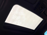 【サンルーフ】開放感たっぷりの希少装備、サンルーフが装着されています!車内に明かりを取り入れたり景色を楽しむ以外にも、車内の空気も簡単に換気できて快適です!