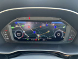 スピードメーターなどの運転に必要な計器とともに、オーディオ・電話の操作画面や地図などを表示。レイアウトはステアリングスイッチで切り替えでき運転に集中しながら必要な情報を瞬時に得ることが可能。