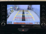 ディスプレイに後方の視界を表示し、車庫入れをサポート「距離目安線」「車幅延長線」およびステアリング操作に連動する「予想進路線」を画面に表示します。※必ず車両周辺の安全を直接確認してください。