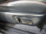 パワーシート搭載。微妙な調整が手軽にでき、快適なシートポジションで運転することが可能です。