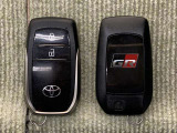 手荷物が多いときでも、スマートキーをバッグやポケットに携帯していれば、キーを取り出すことなくドアの解錠・施錠ができます