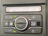 【オートエアコン】一度お好みの温度に設定すれば、車内の温度を検知し風量や温度を自動で調整。暑い…寒い…と何度もスイッチ操作をする必要はありません。快適な車内空間には必須の機能ですね♪