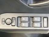 【電動格納ミラー】サイドミラーは電動格納式となっており、狭い駐車場でもキズがつくリスクを抑えられます。
