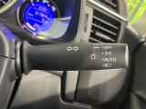 【オートライト】周りの明るさに応じて自動でヘッドライトの点灯・消灯ができる機能です!ライトの付け忘れ・消し忘れなどが無くなり、雨の日や夕方の走行も安心!トンネル通過時も便利ですね♪