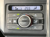 【オートエアコン】一度お好みの温度に設定すれば、車内の温度を検知し風量や温度を自動で調整。暑い…寒い…と何度もスイッチ操作をする必要はありません。快適な車内空間には必須の機能ですね♪