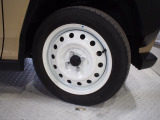 実車はスチールホイール組みの夏用タイヤを装着しています。