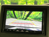 【バックカメラ】駐車時に後方がリアルタイム映像で確認できます。大型商業施設や立体駐車場での駐車時や、夜間のバック時に大活躍!運転スキルに関わらず、今や必須となった装備のひとつです!
