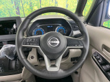 インテリアに合わせたデザインのステアリングは、運転される方のことも考え、運転しやすい形状、大きさです。是非一度、実際に触ってお確かめください。