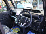 お車選びをお楽しみ頂けるよう、在庫車の展示スペースを十分に確保しております。