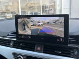 ●サラウンドビューカメラ『車両の4つのカメラから得た映像を合成し、上空から眺めているような映像をモニターに映し出します。車両周辺の歩行者や障害物などの発見に役立ちます。』