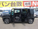 後部座席のドアを開けた画像です。スムーズに乗り降りが可能です♪