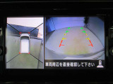 ナビモニターに4つのビュー(「トップビュー」「フロントビュー」「サイドブラインドビュー」「バックビュー」)を表示。狭い場所での駐車でも、周囲が映像で確認できます。
