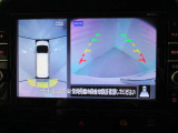上からの視点で狭い駐車場への駐車に役立つ、アラウンドビューモニター対応メモリーナビ装備。