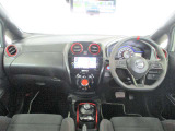 ■いたる所にNISUMOレッド装飾がありかっこいい!黒を基調としたスタイリッシュなデザインの運転席です。衝突被害軽減ブレーキ、レーンキープアシストなどの安心装備付き!