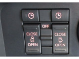運転席から操作できる両側パワースライドドアのコントロールスイッチです(挟み込み防止機能付)