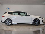 ☆BMWの前後重量配分50:50はエンジン自体をフロントタイヤよりも後ろにずらし、通常はエンジンルーム内に搭載される重量物であるバッテリーをトランクに移動させるなどして実現されています☆